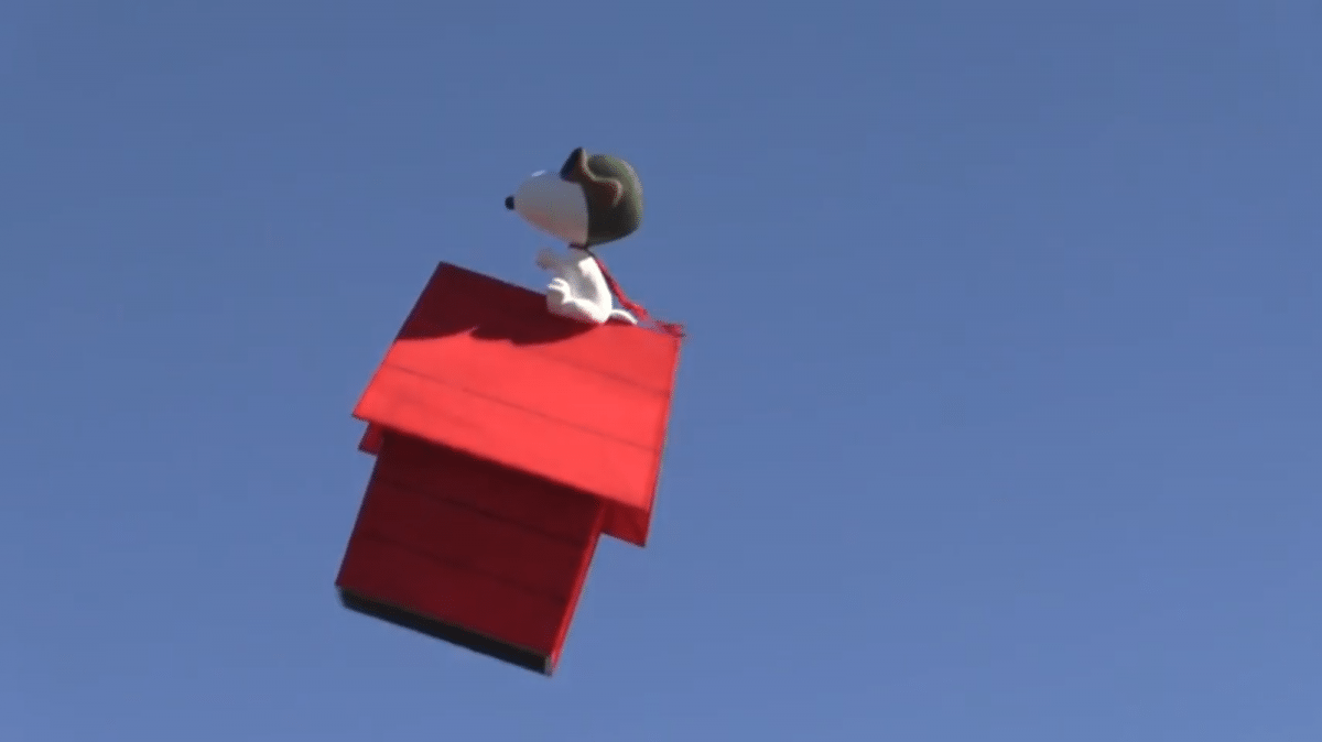 Hundehutte Mit Kopter Herz Snoopy Jagt Den Roten Baron Heise Online