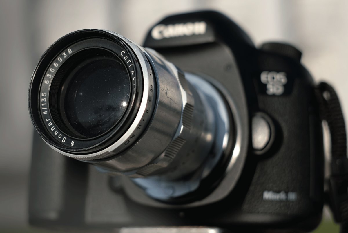 Alte Objektive an modernen Kameras einsetzen: Das müssen Sie beachten
