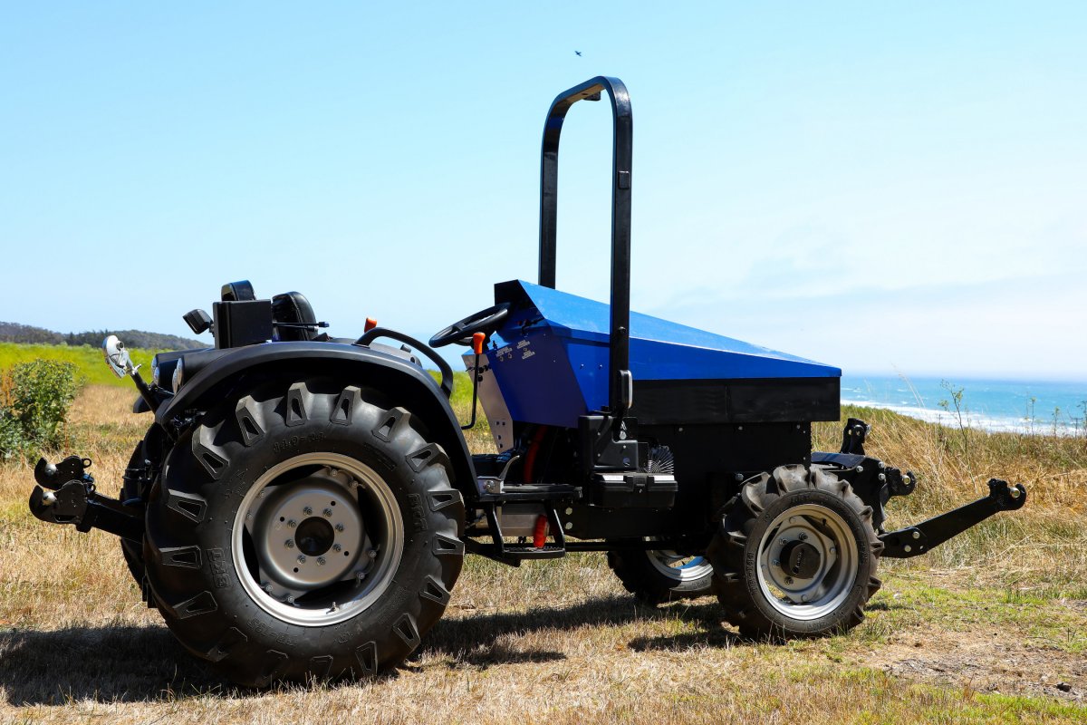 Tadus Elektro Traktor 🚜🔋⚡️ Akku Schlepper im Feldeinsatz, Solarstrom  speichern