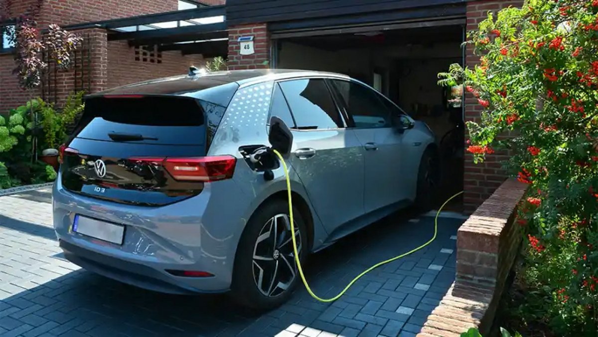heise + |  Instructions: Charge your electric car with solar power - photovoltaics on your own wallbox thumbnail