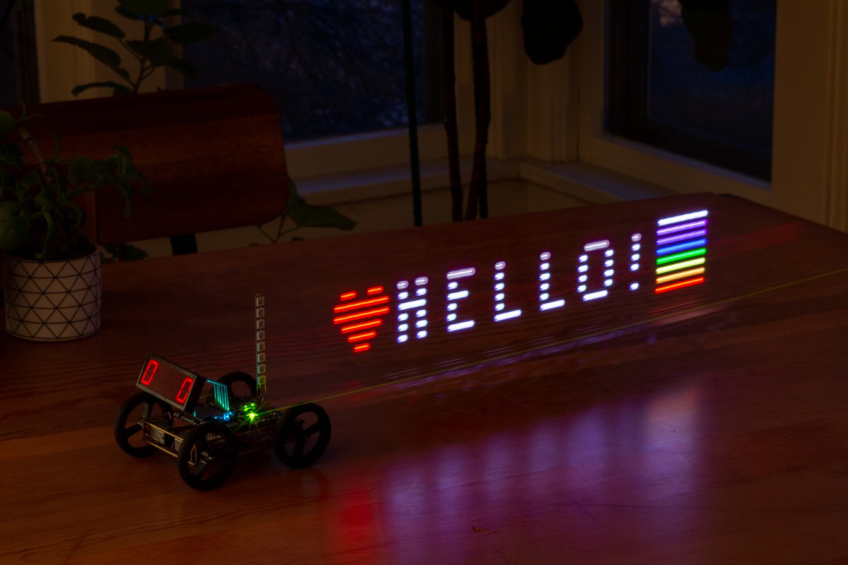 Autonom fahrender Lichtmalerei-Roboter in Edeloptik