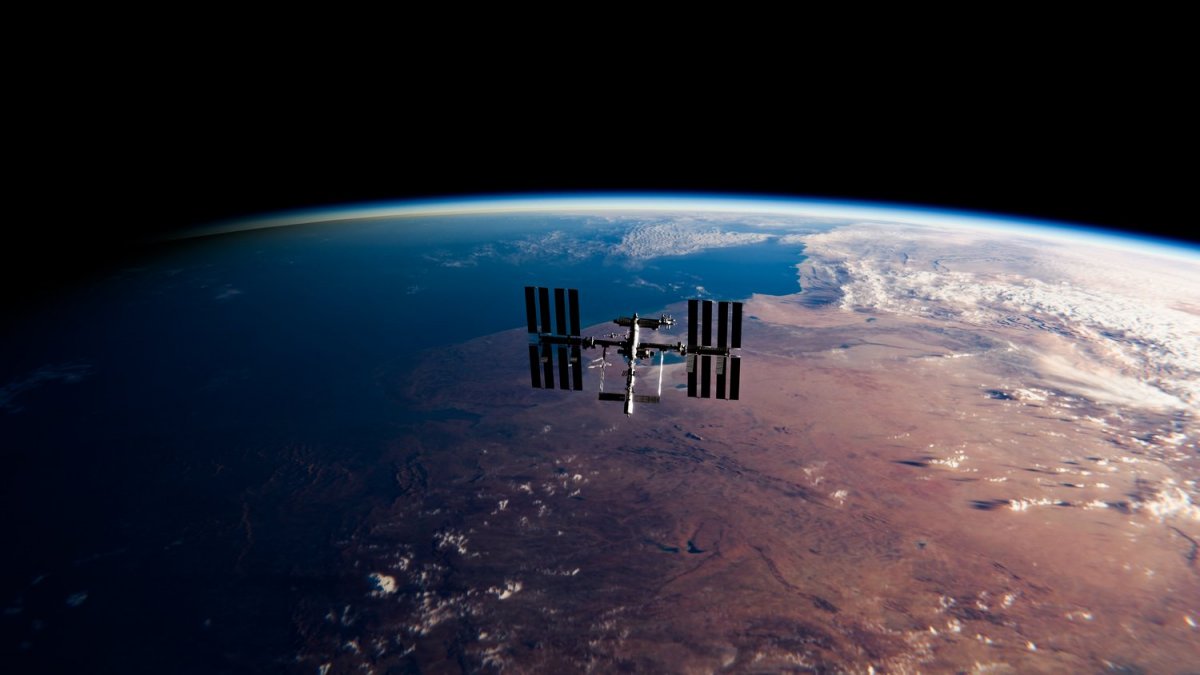 Tetap lebih lama dari yang diharapkan: misi pribadi pertama meninggalkan ISS