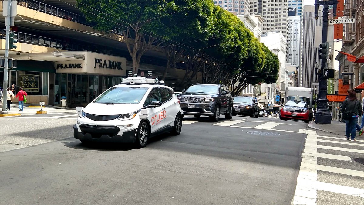 Flashmob-der-Robotaxis-Autonome-Autos-blockieren-Stra-e-in-San-Francisco