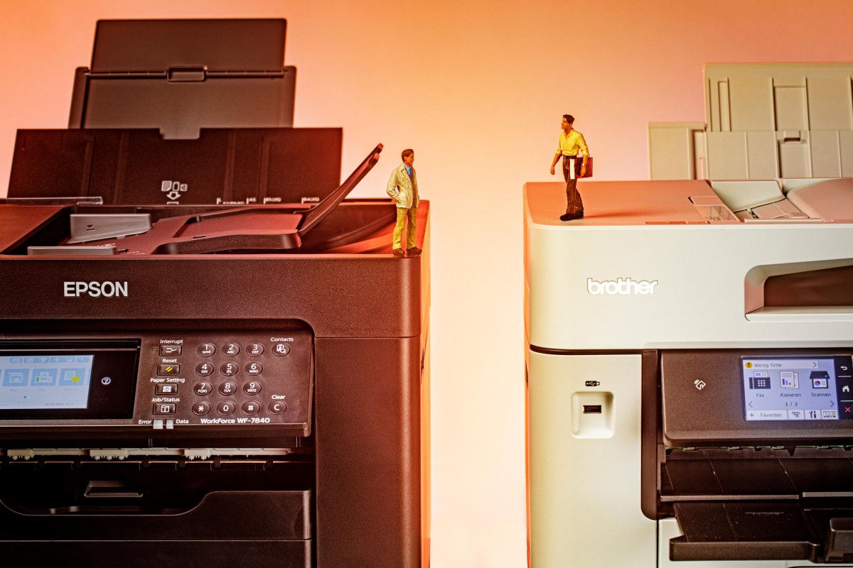 Zwei Multifunktionsdrucker bis DIN A3 fürs Büro im Test | heise online
