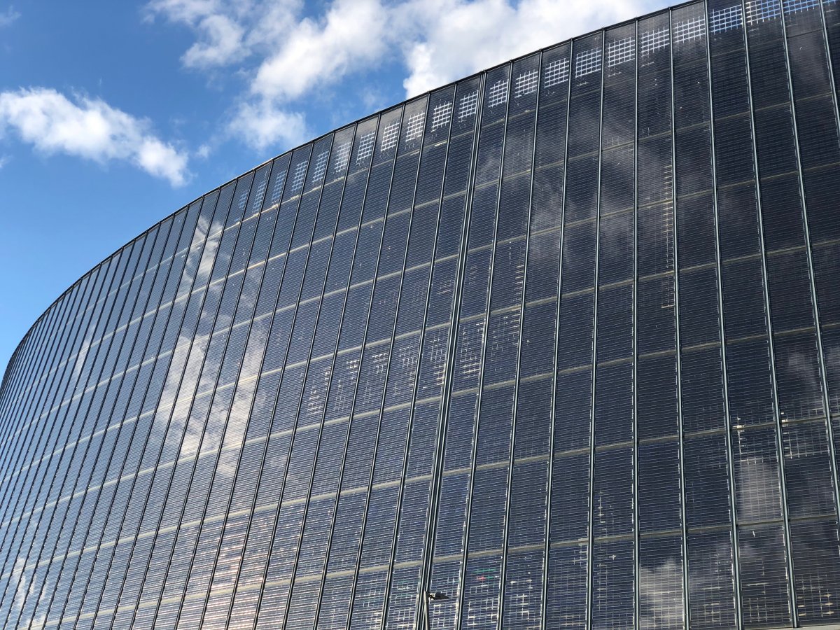 Panel surya pada bangunan dan penghalang kebisingan: Penawaran diterima untuk 201 MW