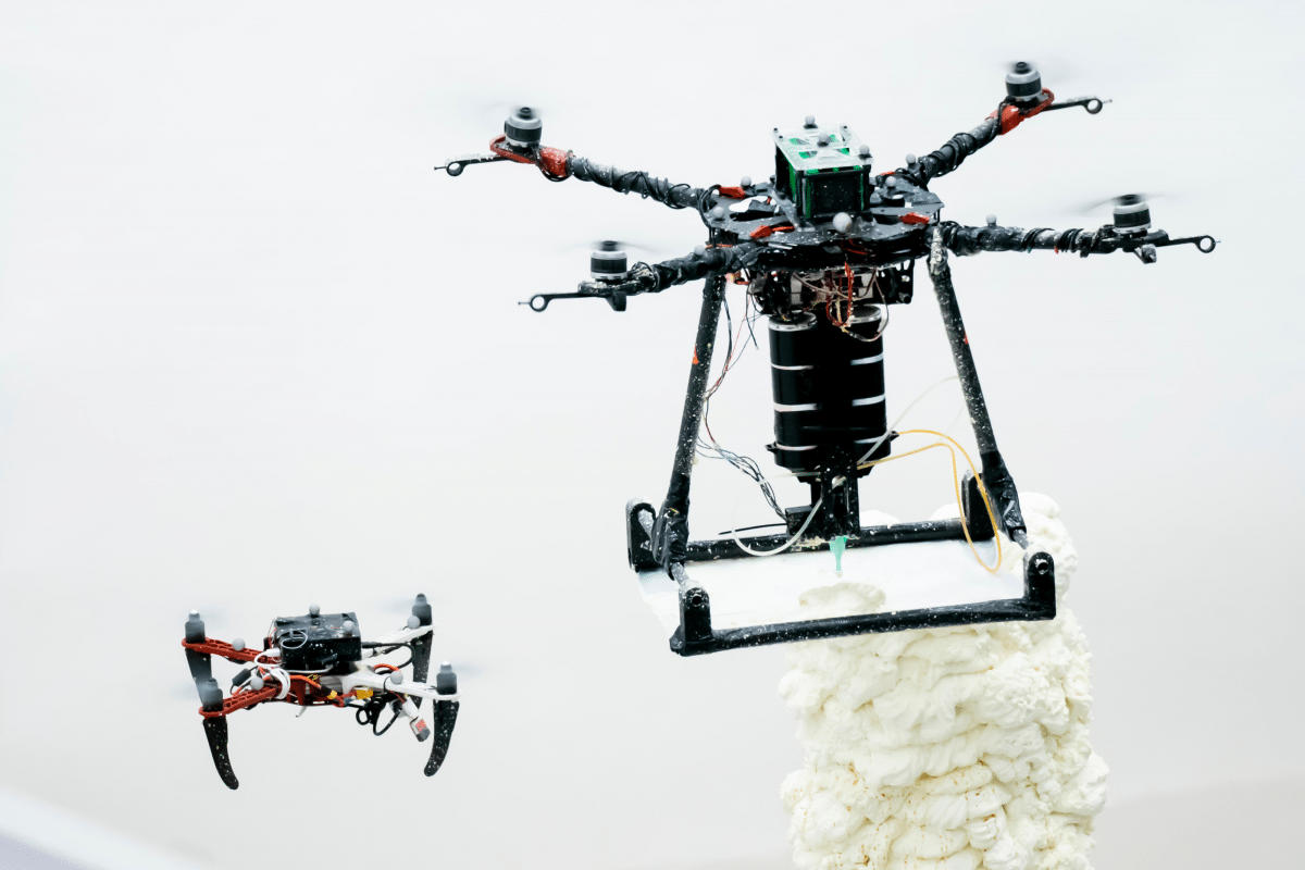 Autonome Drohnen drucken Säulen im Flug