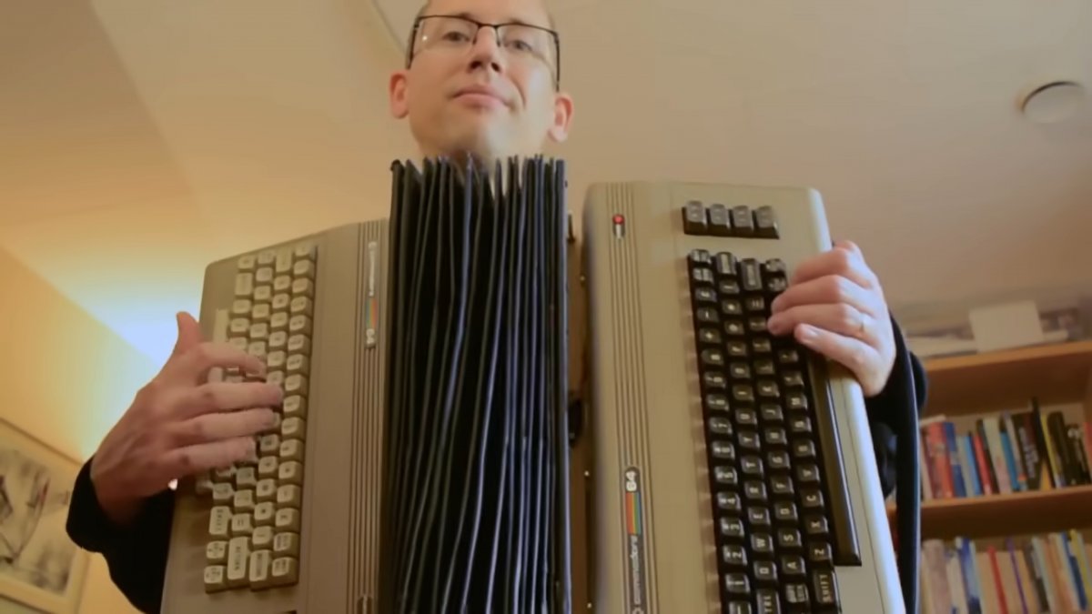 Commodordion: due C64, un vecchio floppy e una band fanno una fisarmonica
