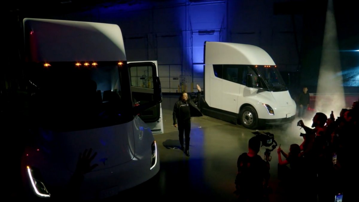 Elektromobilität: Nach langer Verzögerung liefert Tesla den ersten Sattelzug aus