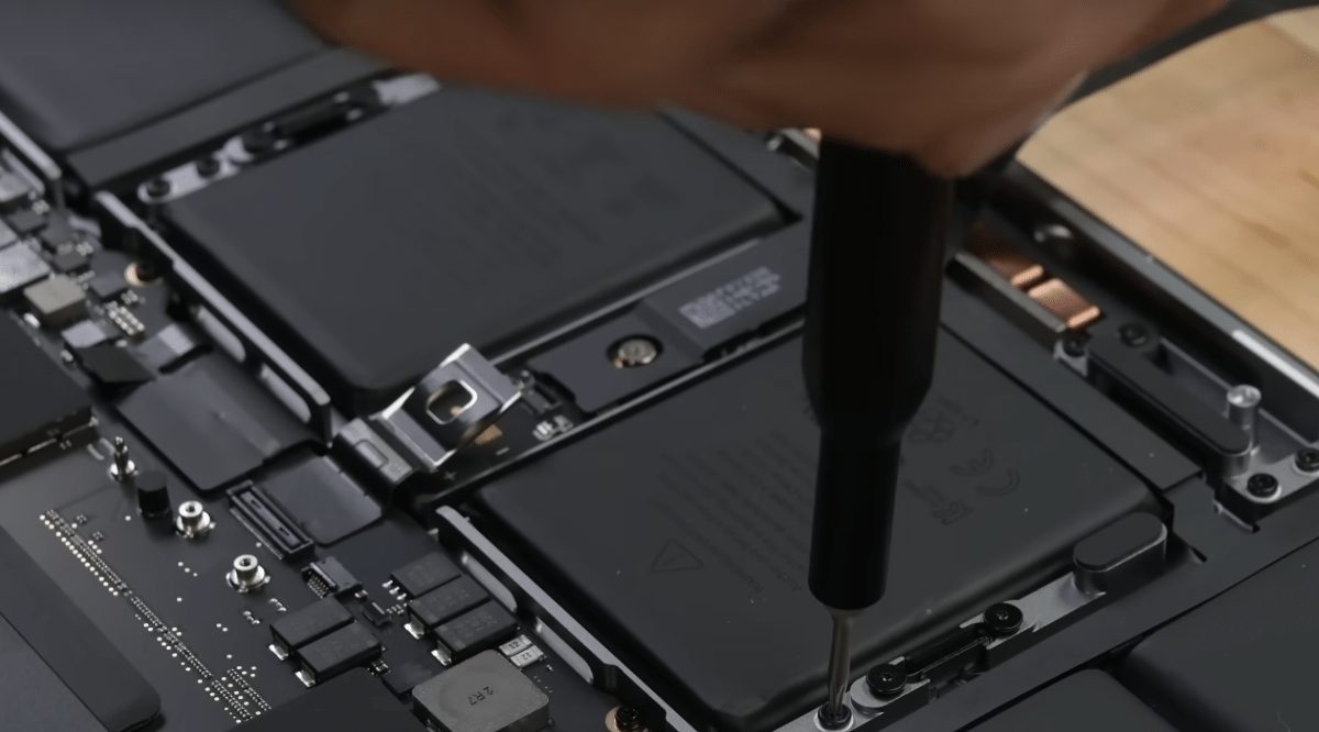Teardown des MacBook Pro M2 Pro: NAND-Nerv und verändertes Heatsink