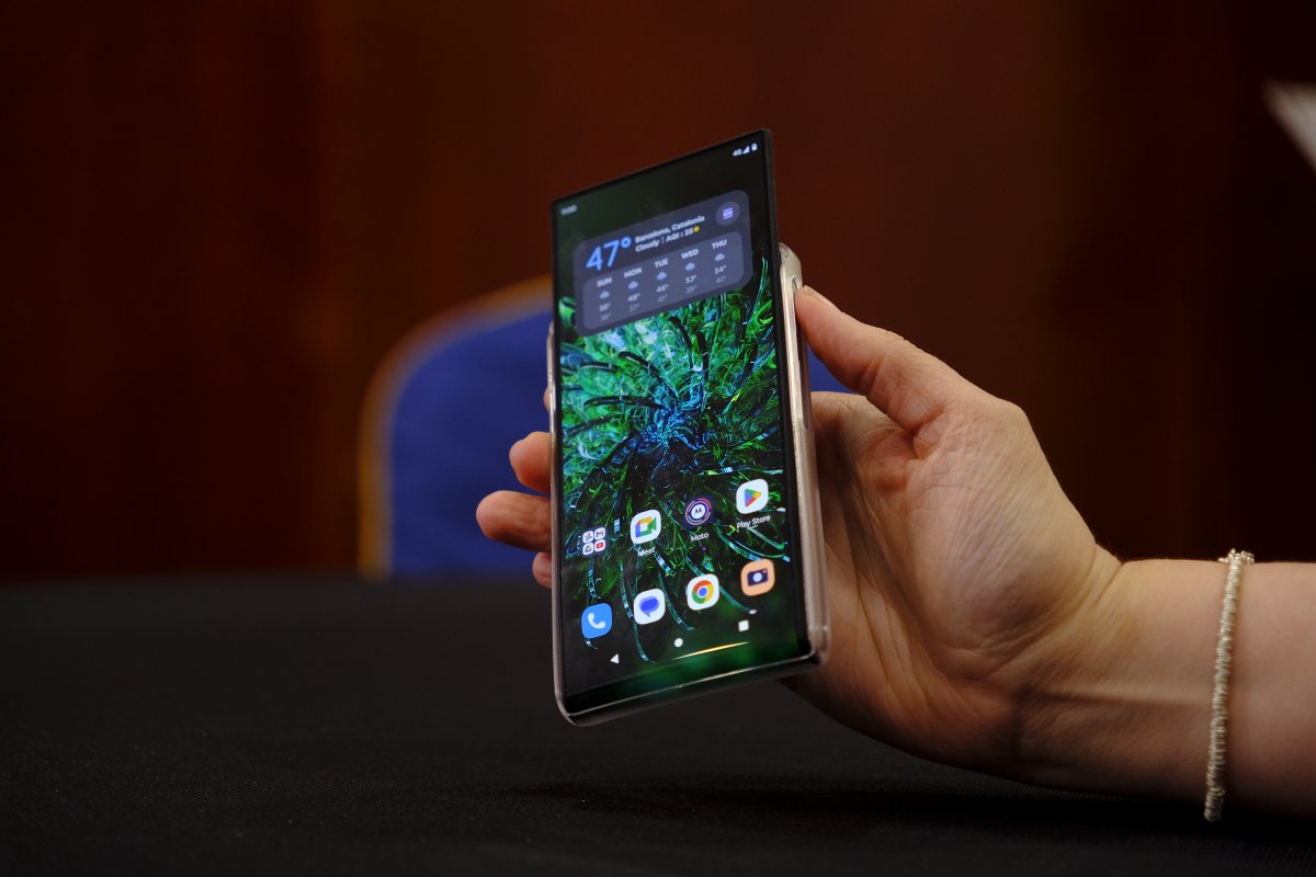 Roll invece di piega: Motorola presenta un concetto di smartphone con uno schermo pieghevole