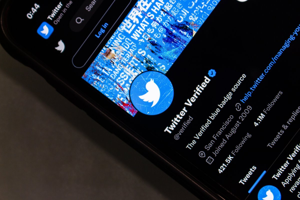 Twitter-Accounts-mit-blauen-Haken-verbreiten-Fake-News-zum-Ukraine-Krieg