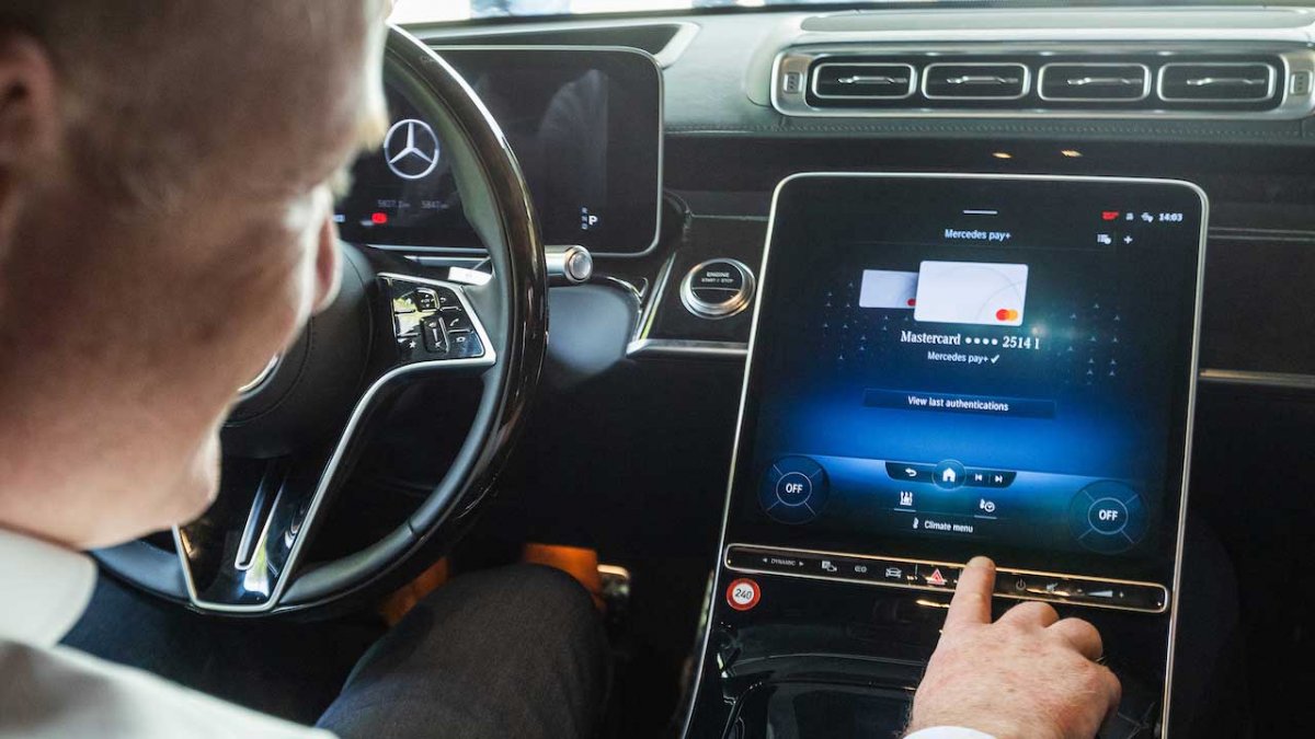 Mercedes-Fahrer können mit Fingerabdruck im Auto an Tankstellen zahlen