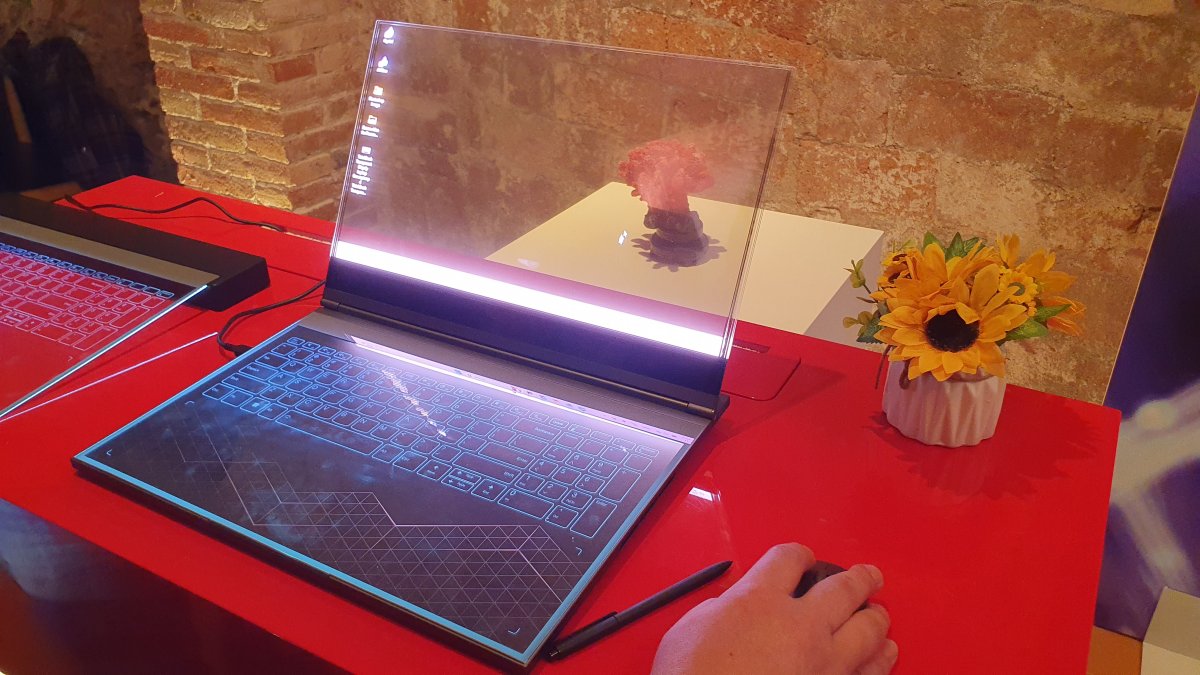 Hands-on Lenovo Transparent Laptop: un prototipo alla ricerca di significato