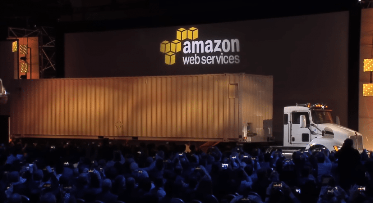 100 Petabyte mit dem Truck in die Cloud bringen: Amazon stellt "Snowmobile" ein