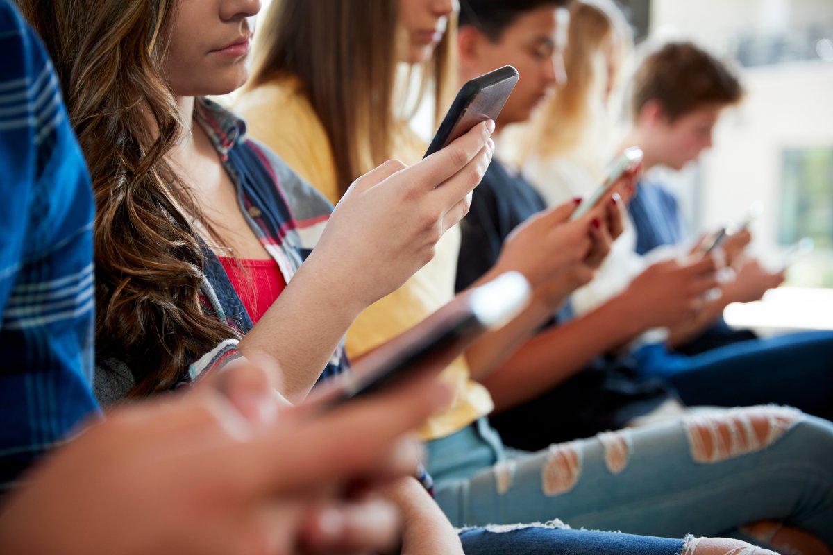 Giderek daha fazla ülke okullarda akıllı telefonları yasaklıyor