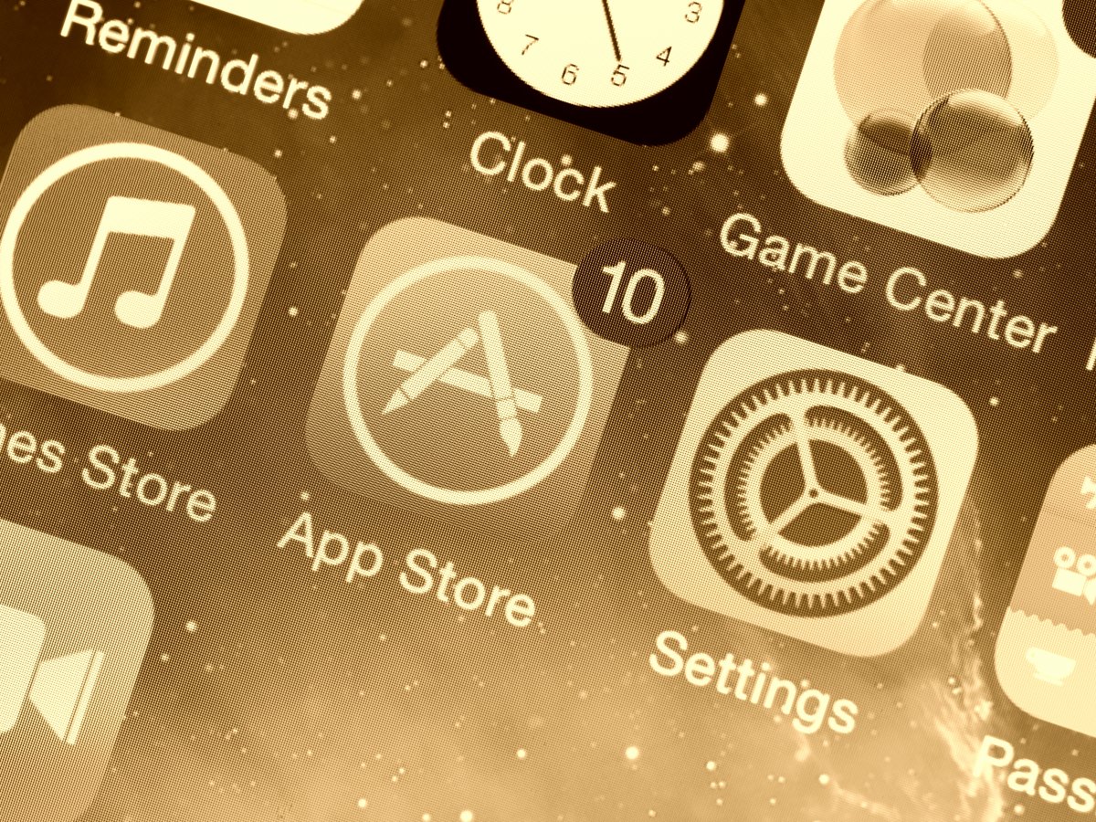 Apple lets pirate software back into the App Store