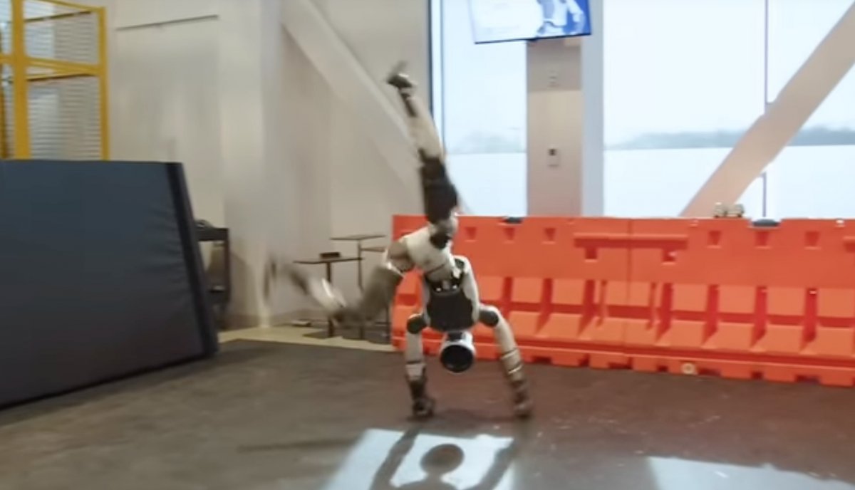 Boston Dynamics: Humanoid robot Atlas moves more and more like a human being