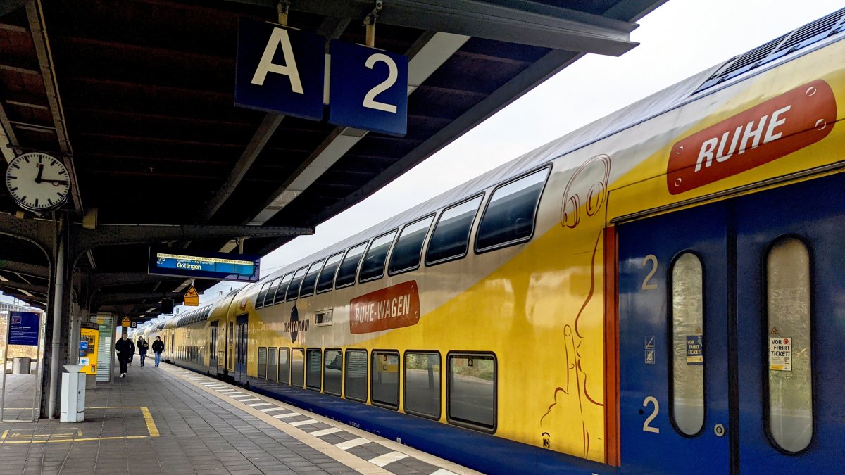 Koalitionsverhandlungen: Deutschlandticket soll weiterlaufen, aber teurer werden