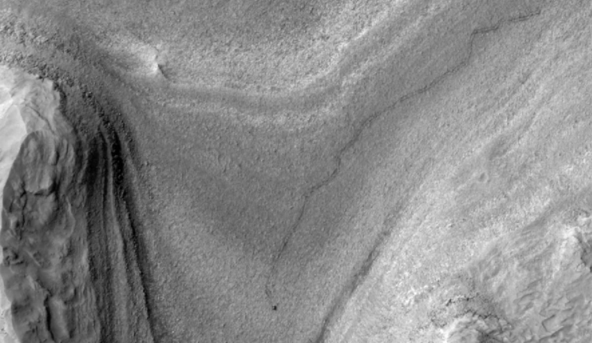Marssonde MRO fotografiert Rover Curiosity in Fahrt