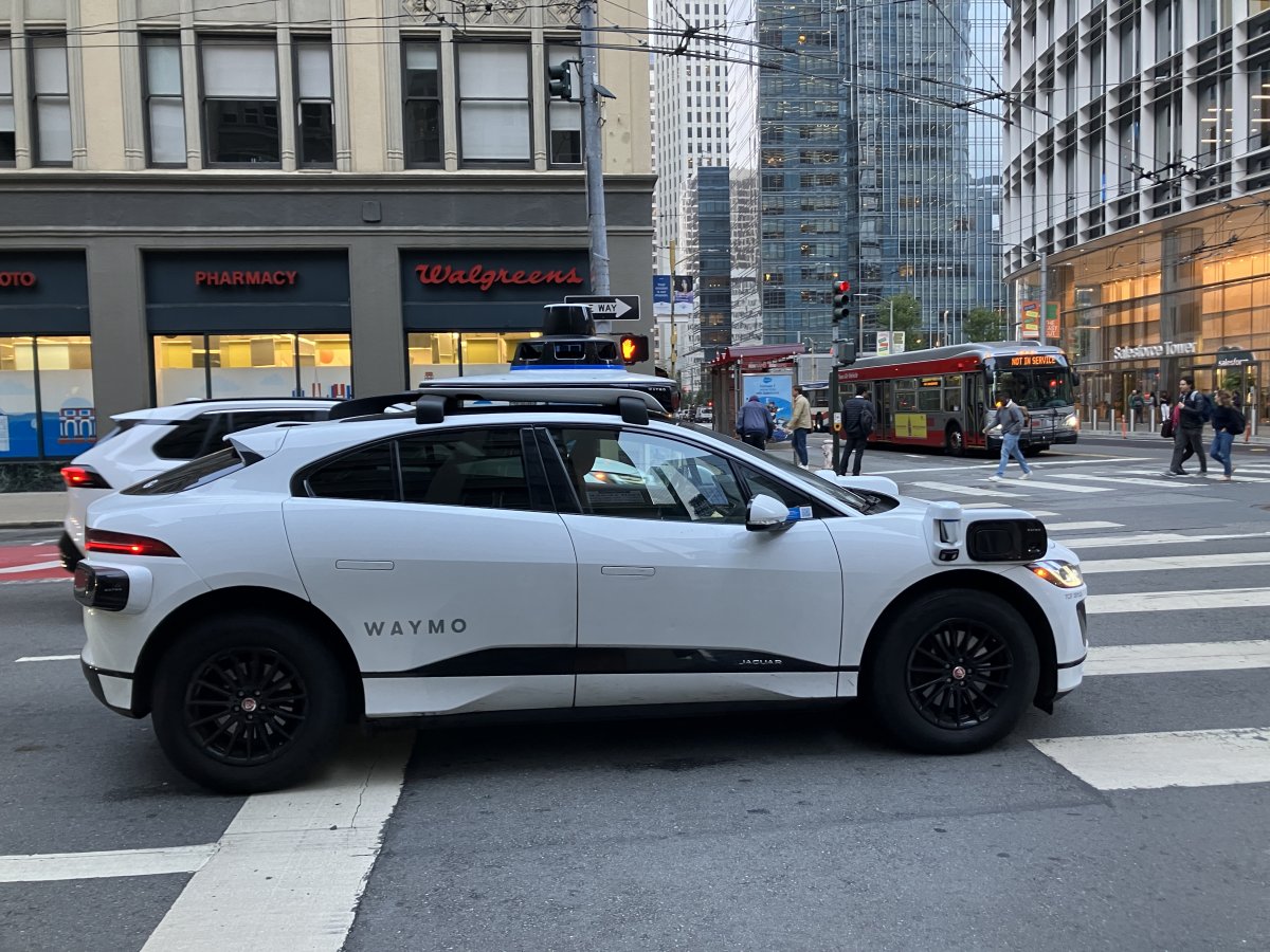 Nach kleineren Kollisionen: Waymo ruft 1.200 autonom fahrende Fahrzeuge zurück