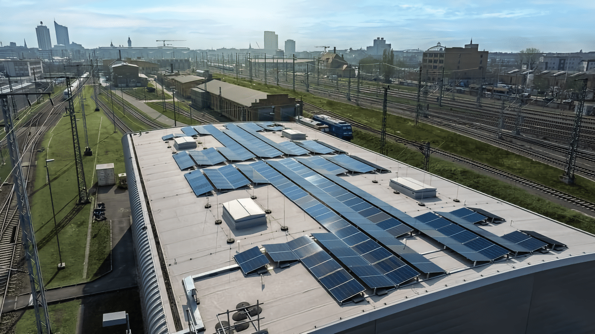 Deutsche Bahn nutzt alte E-Auto-Batterien als Stromspeicher im ICE-Werk
