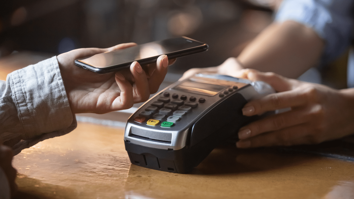 heise+ | EU erzwingt NFC-Öffnung für Payments: Tschüss Apple Pay?