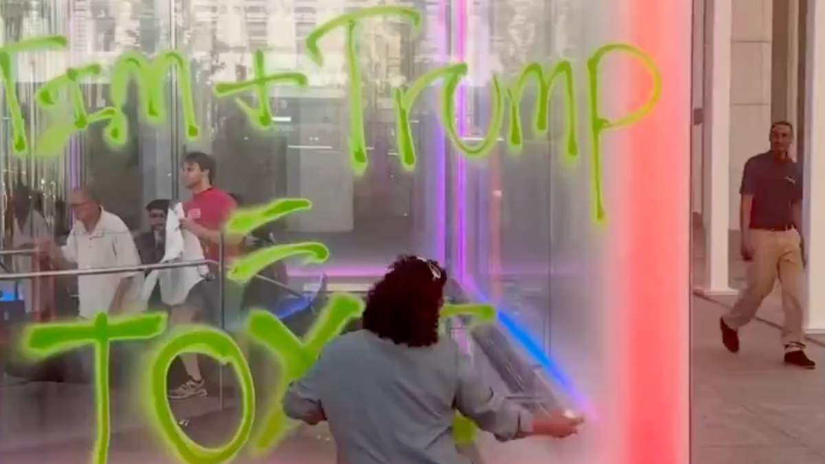 -Dump-Trump-Klimaprotest-an-Apples-New-Yorker-Flaggschiffladen