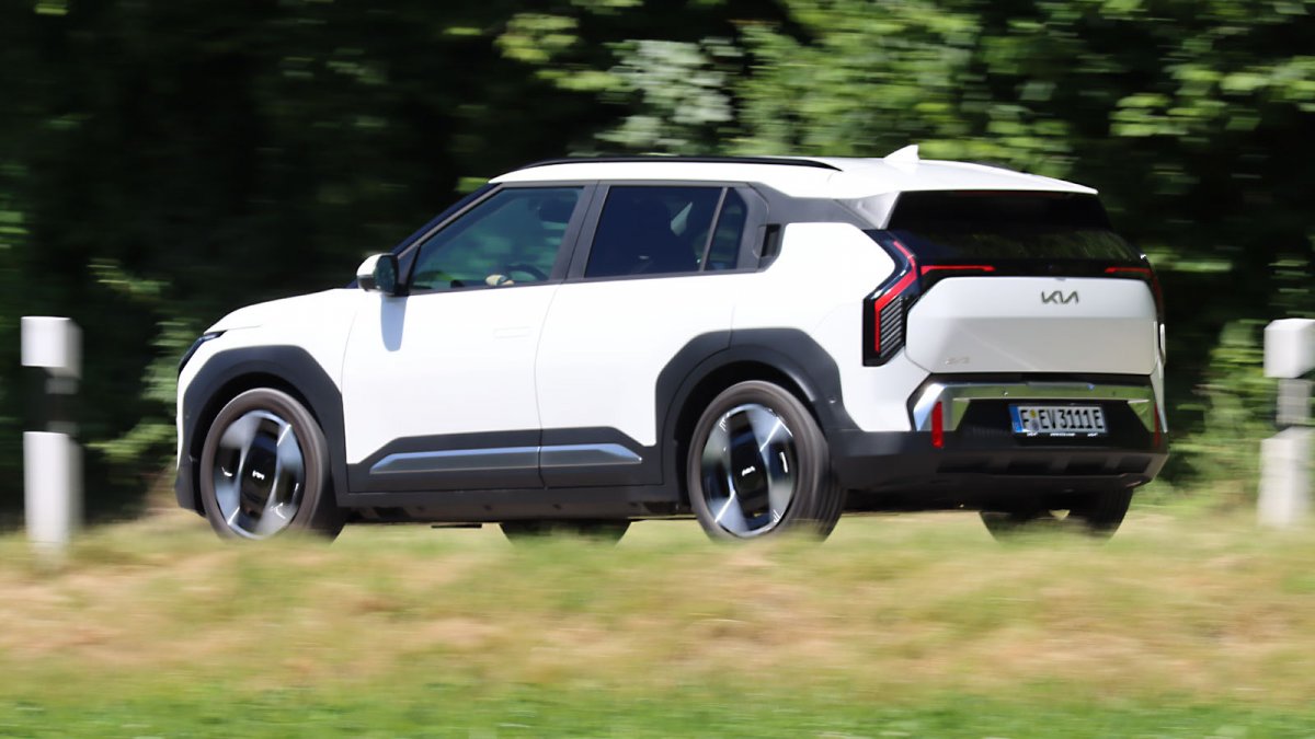 heise+ | Kia EV3 im Test: Sorgsam konstruiert, nachlässig eingerichtet