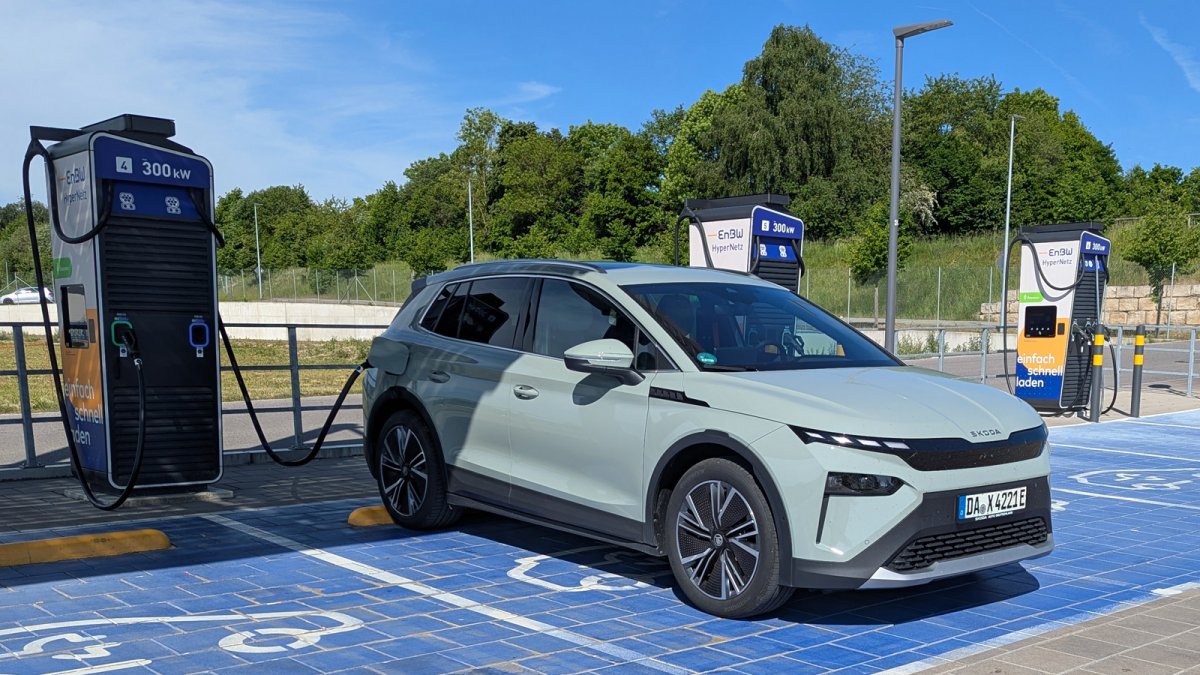 Elektroautos: Zahl der öffentlichen Ladepunkte wächst auf knapp 180.000