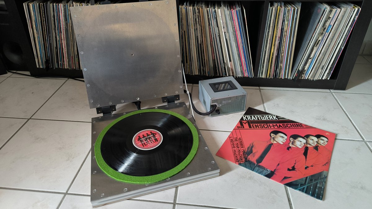 heise+ | Vinylflattener zum Glätten von Schallplatten im Selbstbau