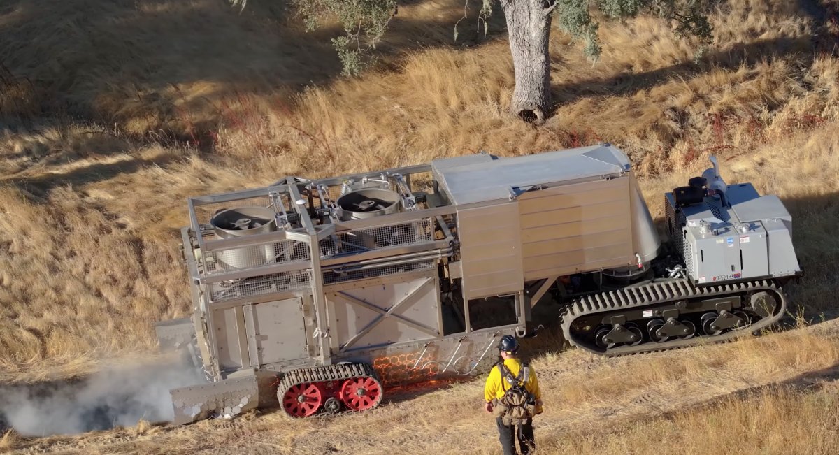 BurnBot-RX2-Roboter-brennt-Schneisen-zur-Waldbrandbek-mpfung