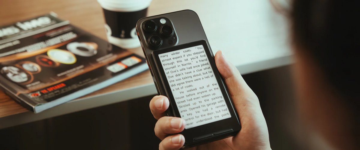Kleiner-E-Book-Reader-nimmt-Smartphones-huckepack
