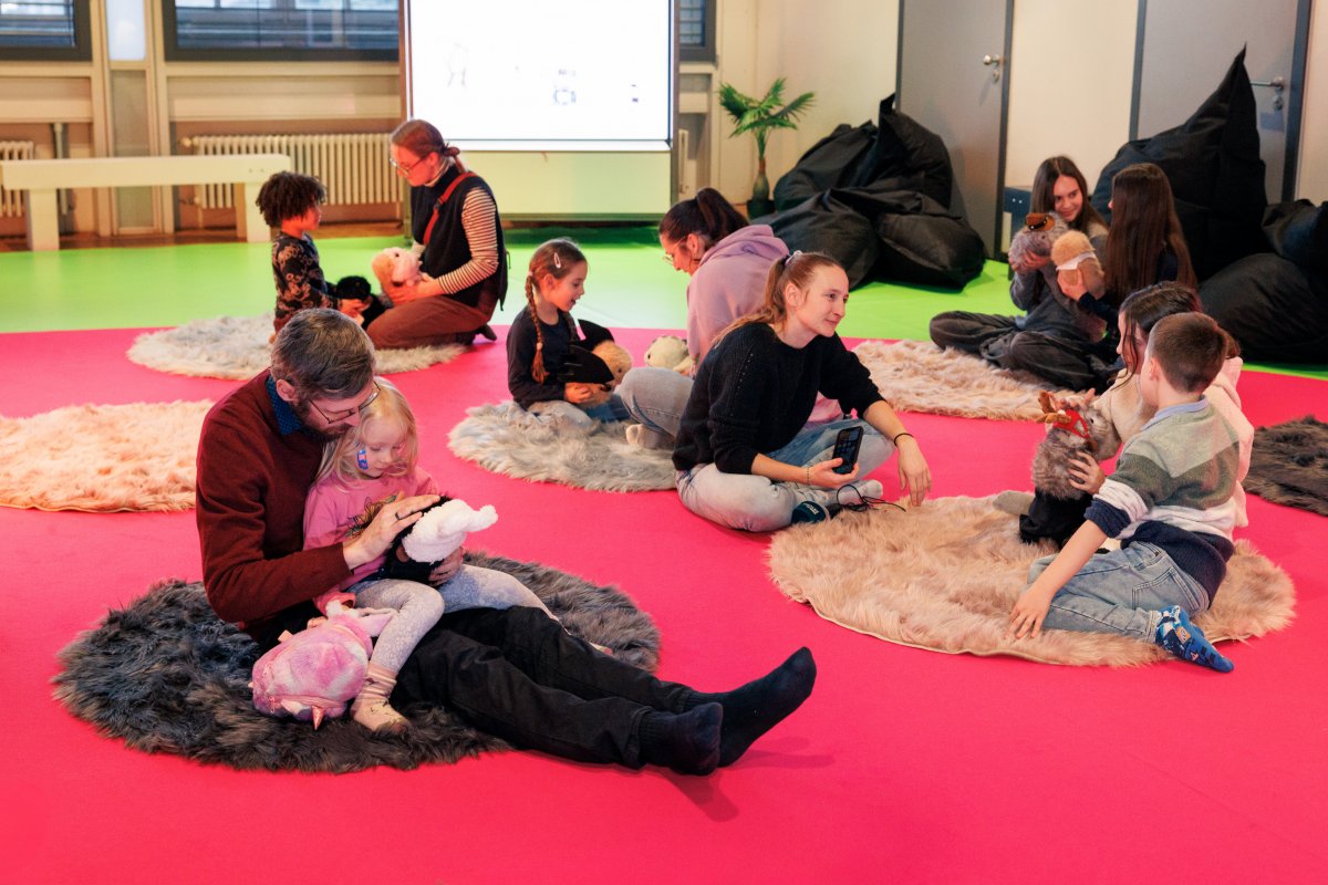 Elekronischer Streichelzoo: Kinder streicheln "Booboo"-Roboter-Meerschweinchen