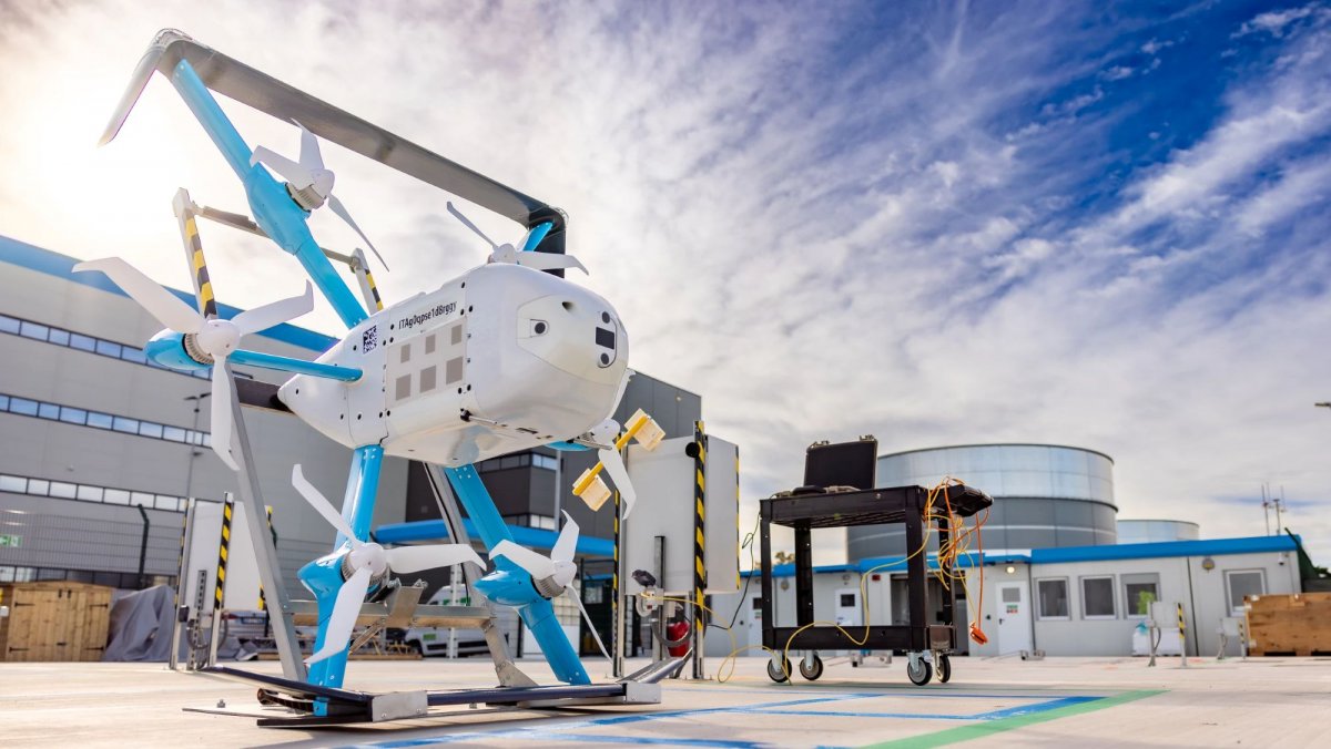 Amazon-Prime-Air-Erste-Testfl-ge-f-r-Drohnenlieferdienst-in-Gro-britannien