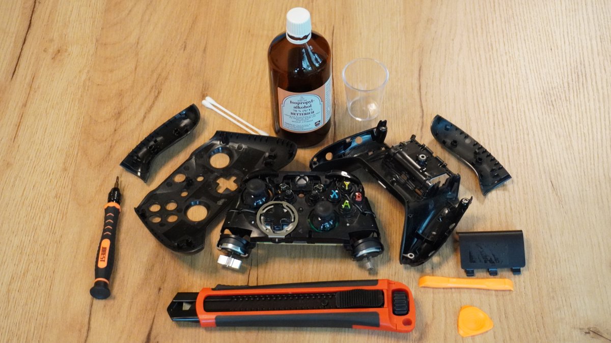 heise+ | Xbox-Controller reparieren: Buttons reinigen, Stick-Drift mindern