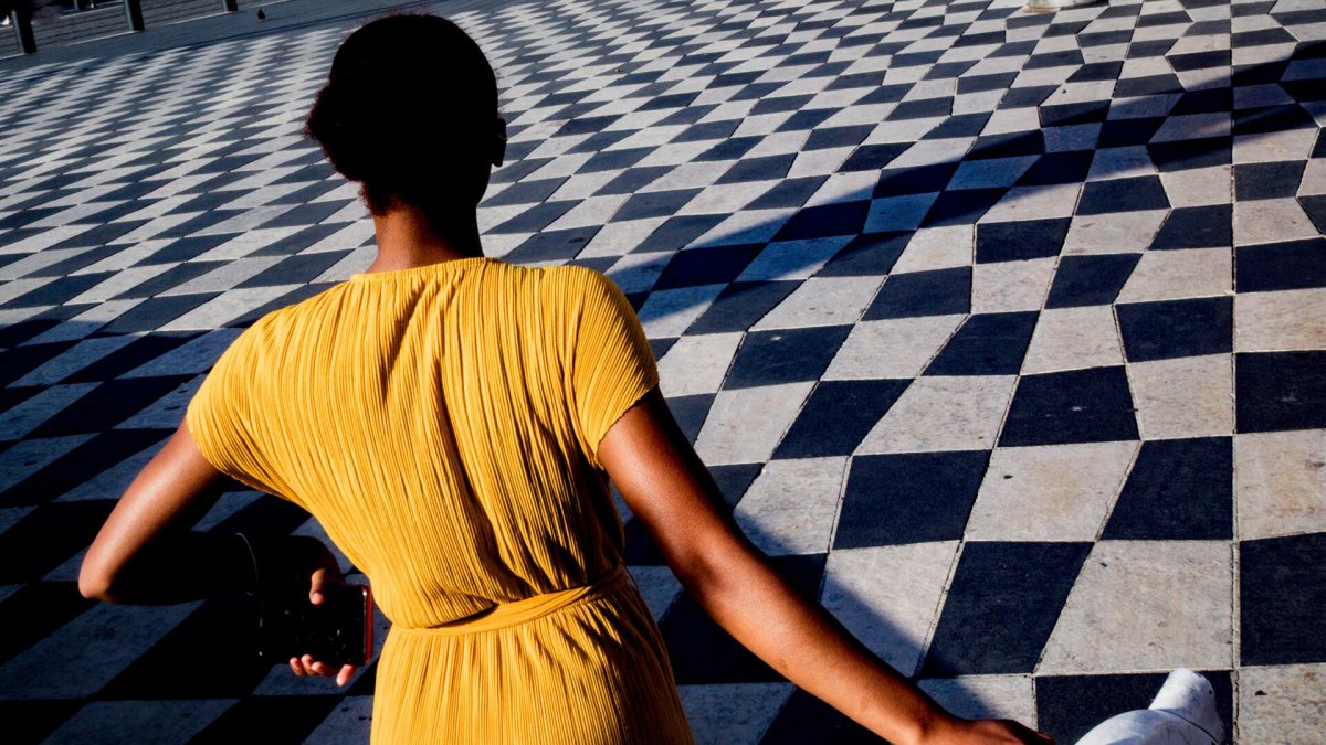 heise+ | Streetfotografie: Rahmen, Strukturen und Muster erkennen