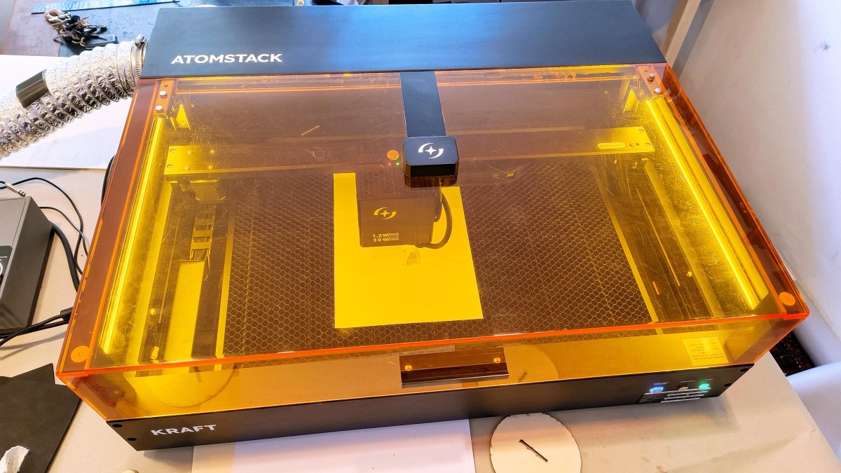 heise+ | Dual-Laser von AtomStack Kraft im Test
