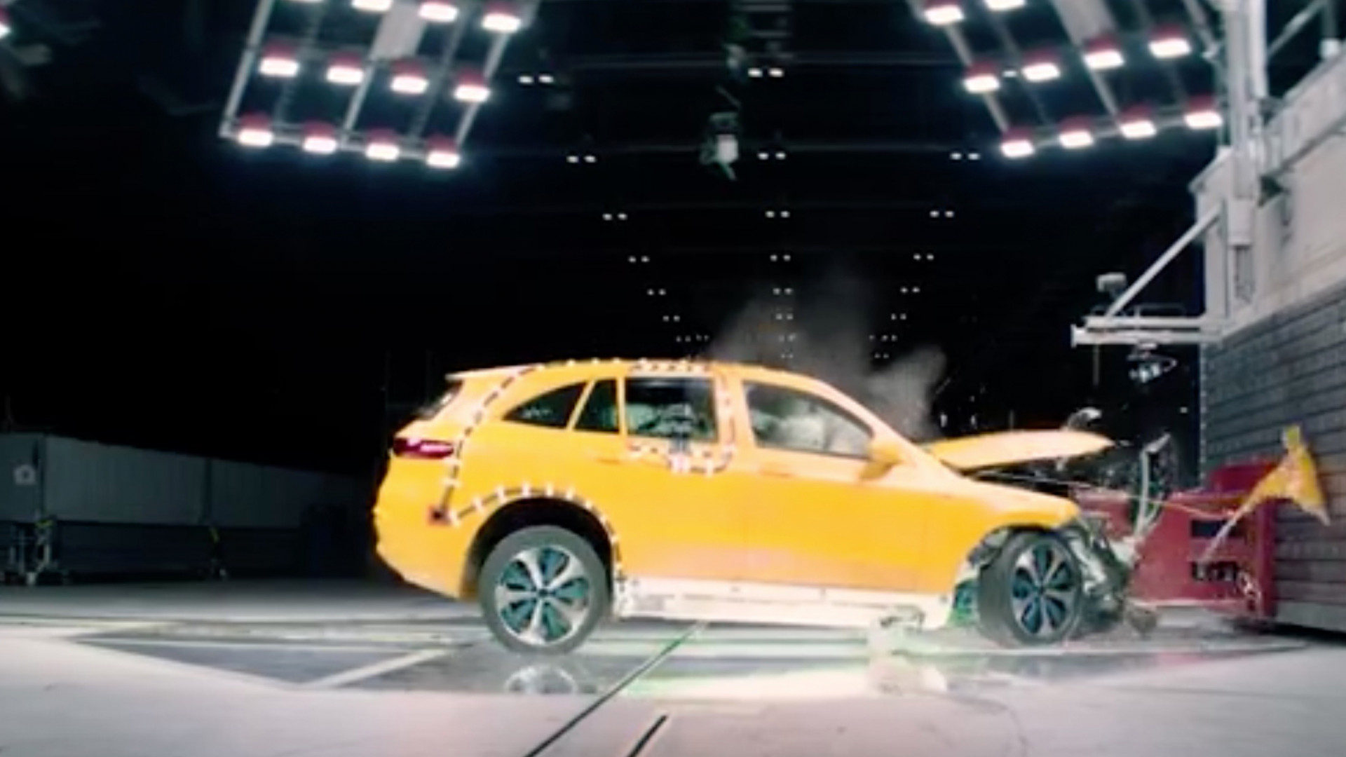 Elektroauto Daimler Zeigt Mercedes Benz Eqc Im Crashtest