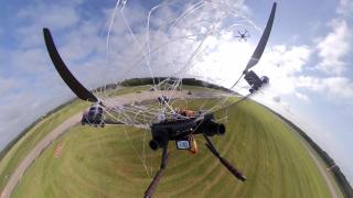 Projekt "Falke": Abfangdrohne holt Drohnen mit Netz vom Himmel