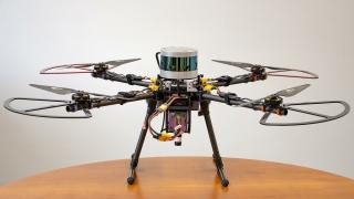 heise+ | Wie eine autonome Flugdrohne unbekannte Hallen selbstständig erkundet – ohne GPS