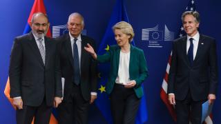 US-Außenminister Antony Blinken, EU-Kommissionspräsidentin Ursula von der Leyen, EU-Außenamtschef Josep Borrell und der armenische Premierminister Nikol Pashinjan in Brüssel bei einem Treffen am 5. April 2024.
