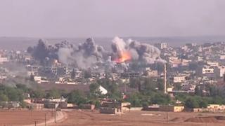 Staubwolken über der syrisch-kurdischen Stadt Kobanê