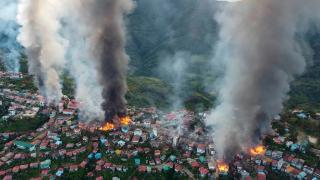 Rauchende Dörfer nach Luftangriff in Myanmar