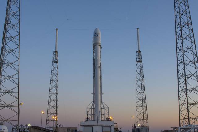 SpaceX-Raketenlandung bei Nacht