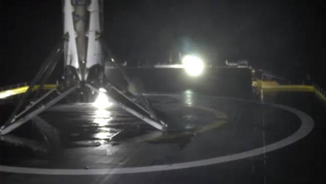 SpaceX-Raketenlandung bei Nacht