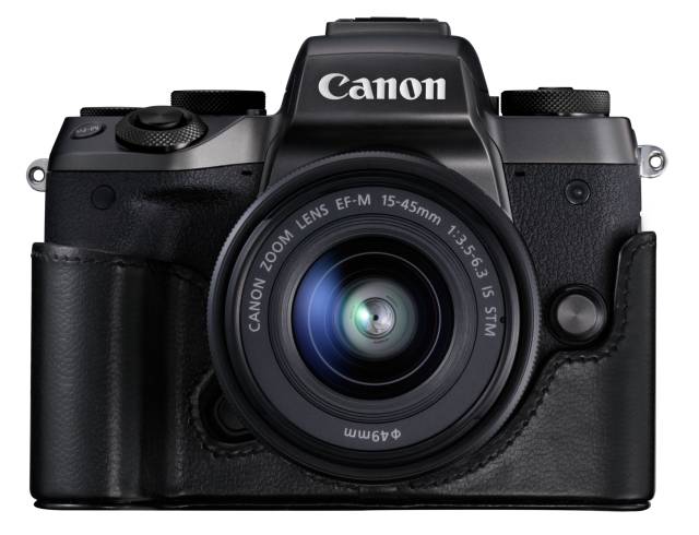 Canon EOS M5 mit EF-M 15-45mm und Lederholster
