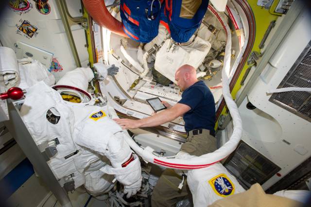 Raumanzüge auf der ISS