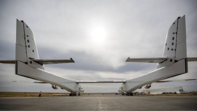 Stratolaunch: Eindrücke vom ersten Rollout und aus der Werkshalle