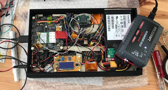 Elektronische Bauteile in einem schwarzen Gehäuse