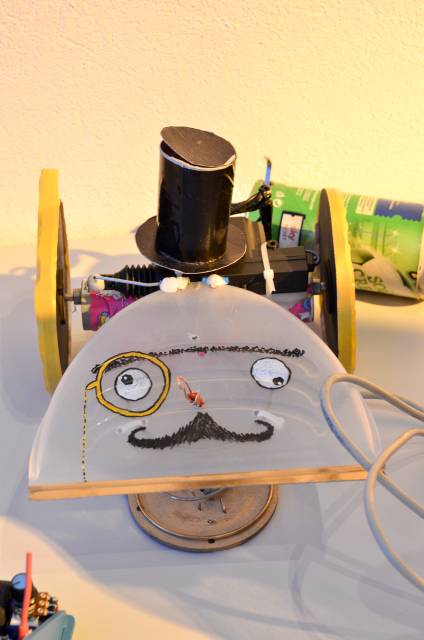 Sumobot im Fablab Lübeck mit Kehrblech